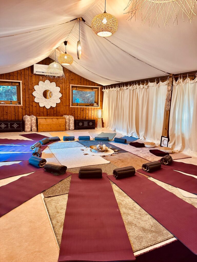 La salle du Pavillon Vert, avec tapis et coussins disposés en cercle