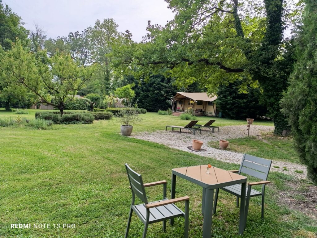 Le jardin du Pavillon Vert, entouré de grands arbres